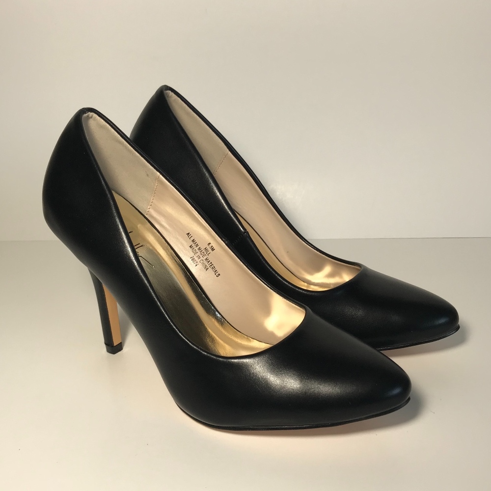 Nicole Miller Black Pumps